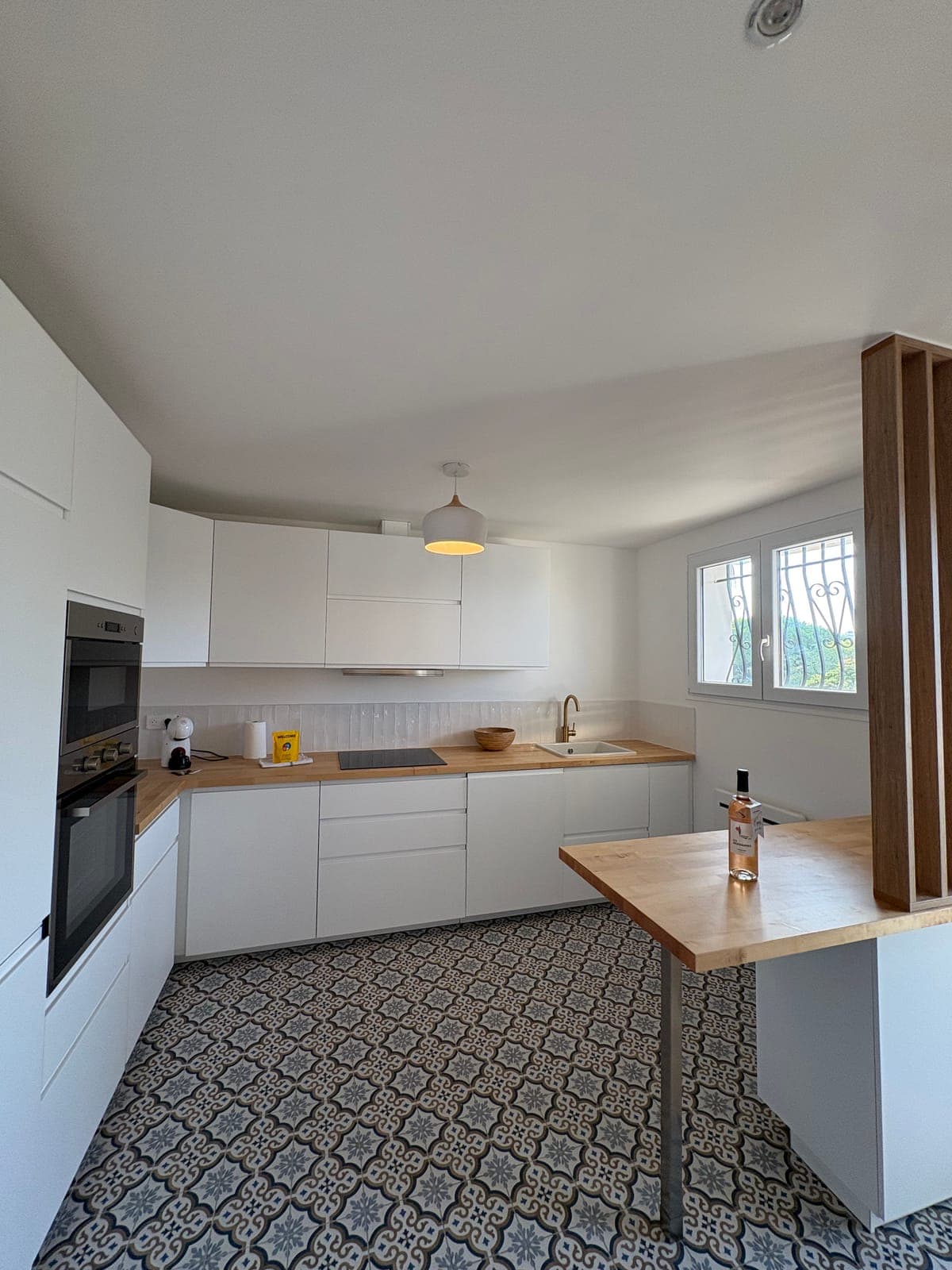 A fully equipped kitchen, ready for the first guests to arrive — Sanary-sur-Mer — two apartment furnishing project