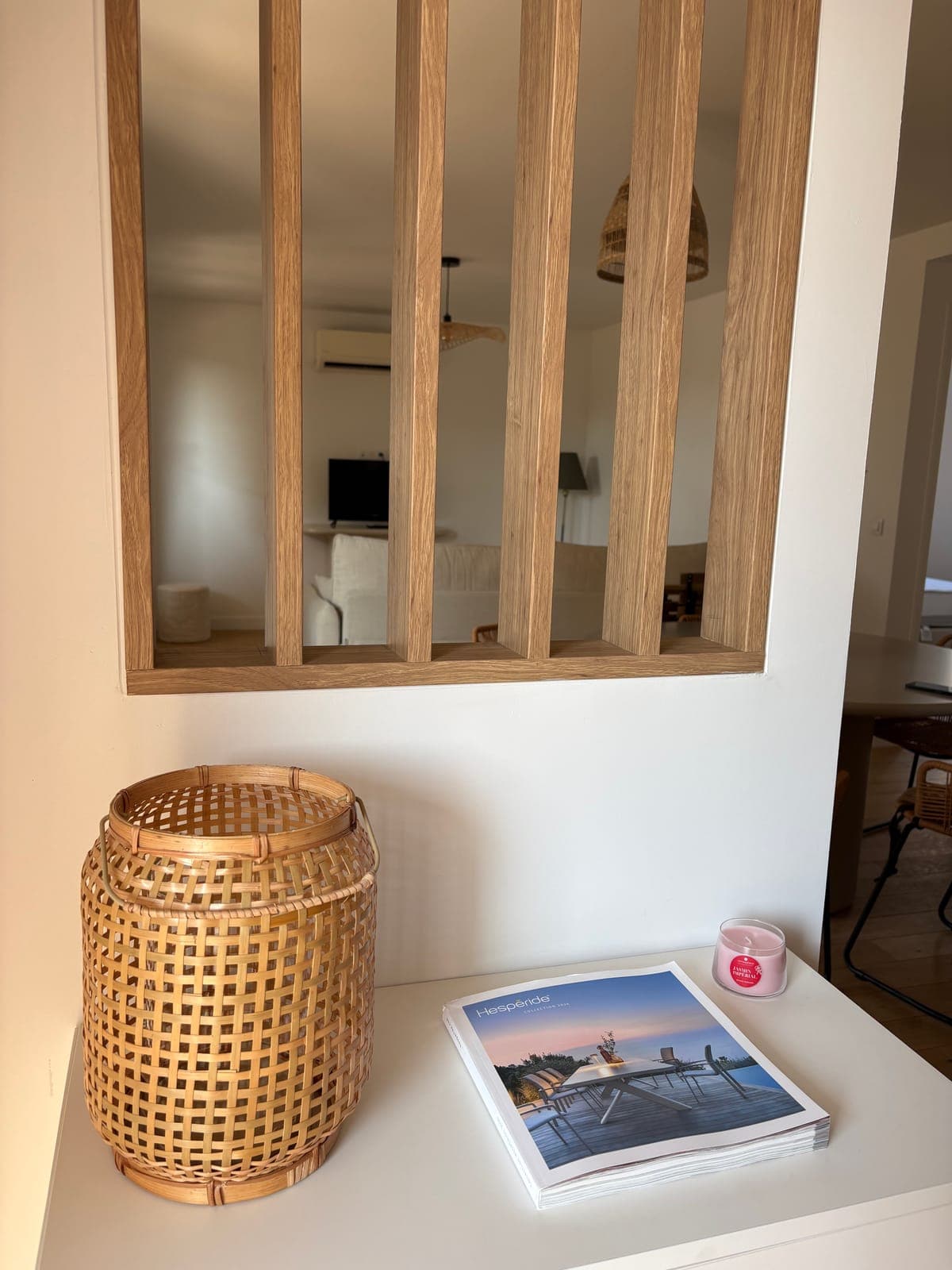 Handwoven basket and wood-slat divider: storage and decoration at once — Sanary-sur-Mer — two apartment furnishing project