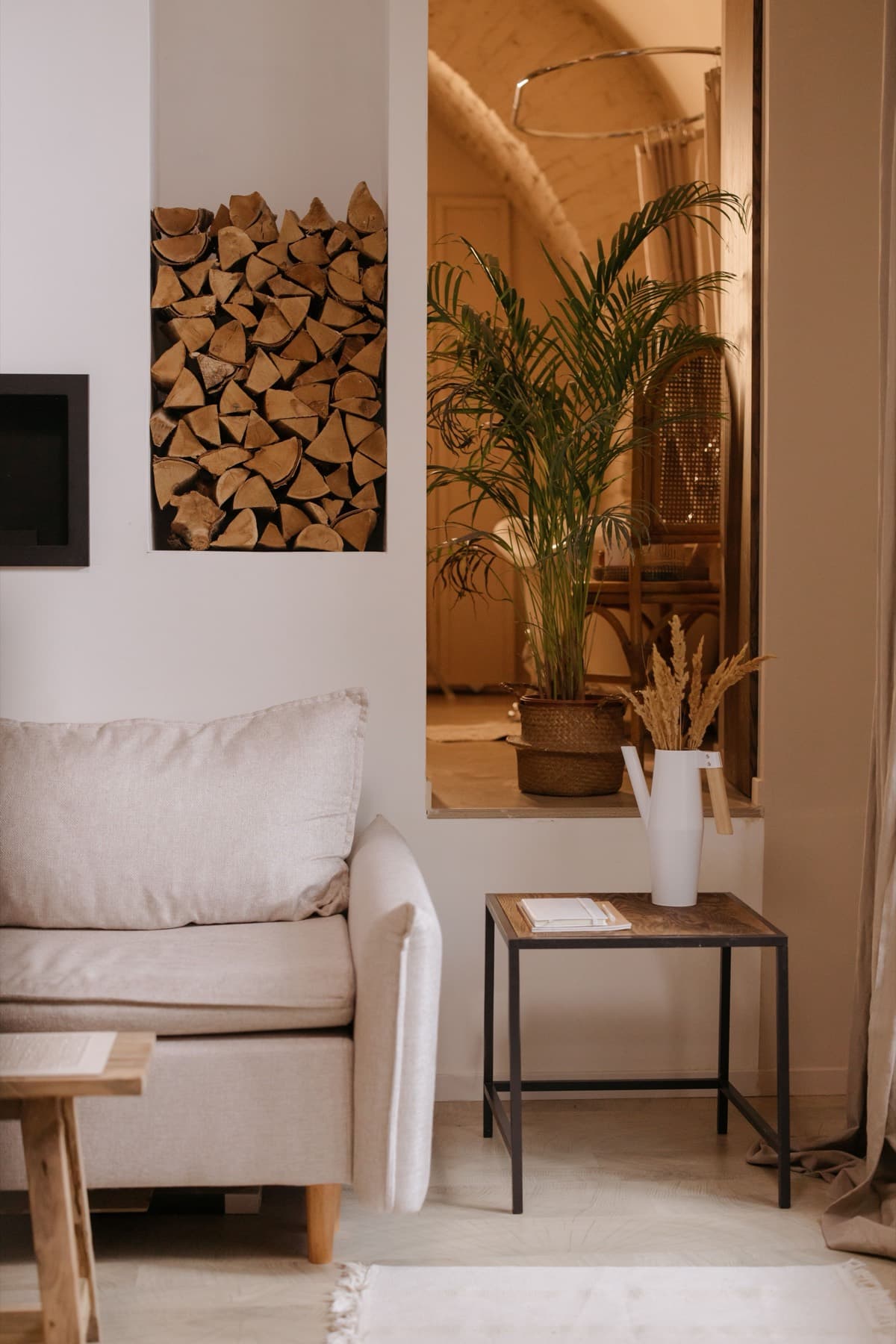 Mediterranean living room — Linen, wood and terracotta · natural materials · soft light