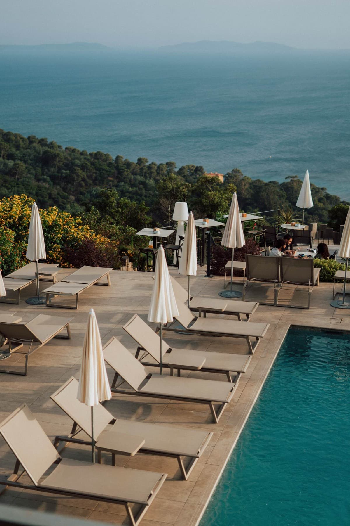 terraza y piscina · Costa Azul